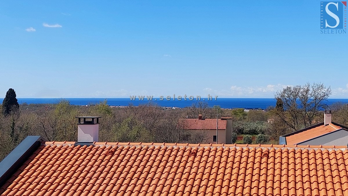 Poreč, nuovo appartamento di 84 m2 + terrazza sul tetto di 56 m2 con vista mare