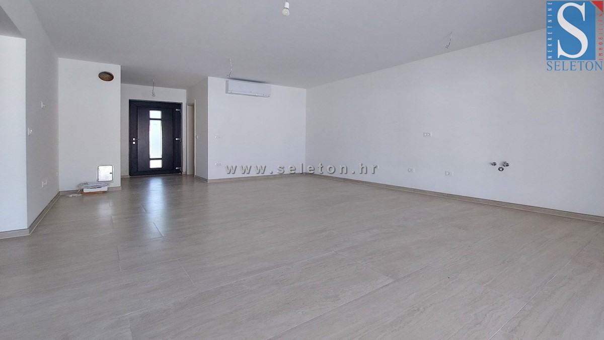 Poreč, nuovo appartamento di 84 m2 + terrazza sul tetto di 56 m2 con vista mare