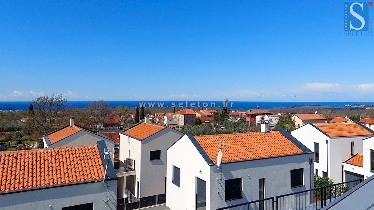 Poreč, nuovo appartamento di 84 m2 + terrazza sul tetto di 56 m2 con vista mare