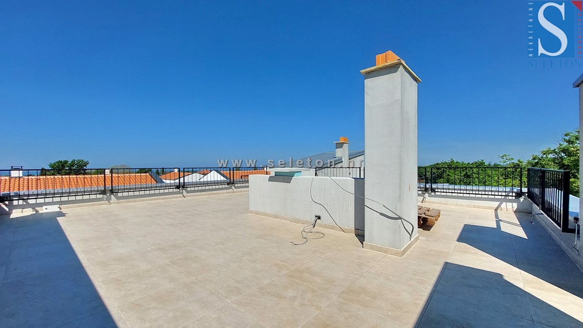 Poreč, nuovo appartamento di 84 m2 + terrazza sul tetto di 56 m2 con vista mare