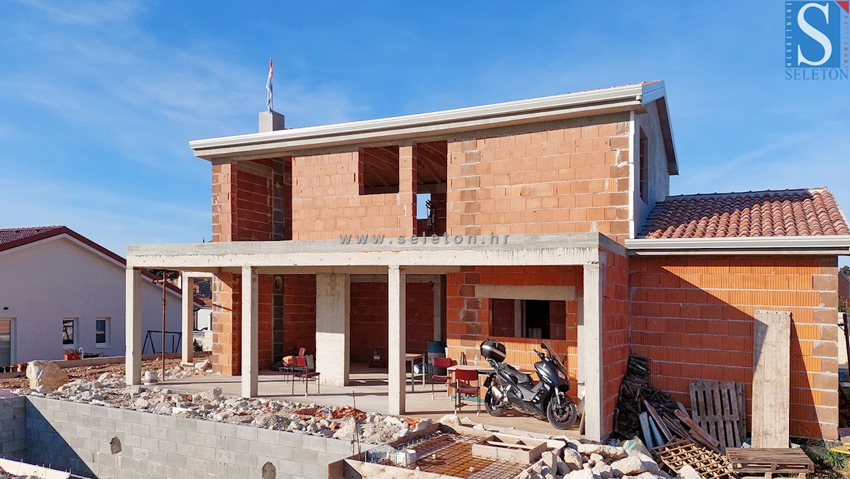 Casa indipendente di 240 m2 con vista mare, piscina e garage vicino a Parenzo - in costruzione