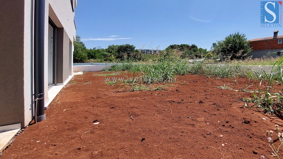 Poreč-Parenzo - nuovo appartamento di 88 m2 con giardino, due posti auto