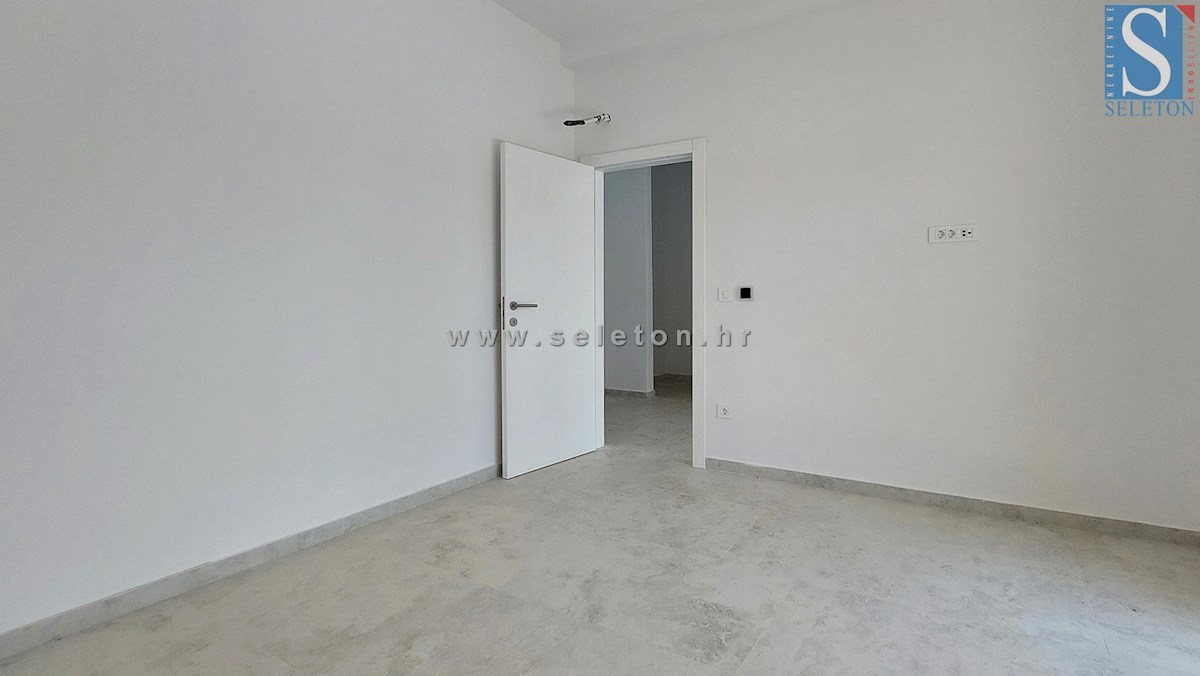 Poreč-Parenzo - nuovo appartamento di 88 m2 con giardino, due posti auto