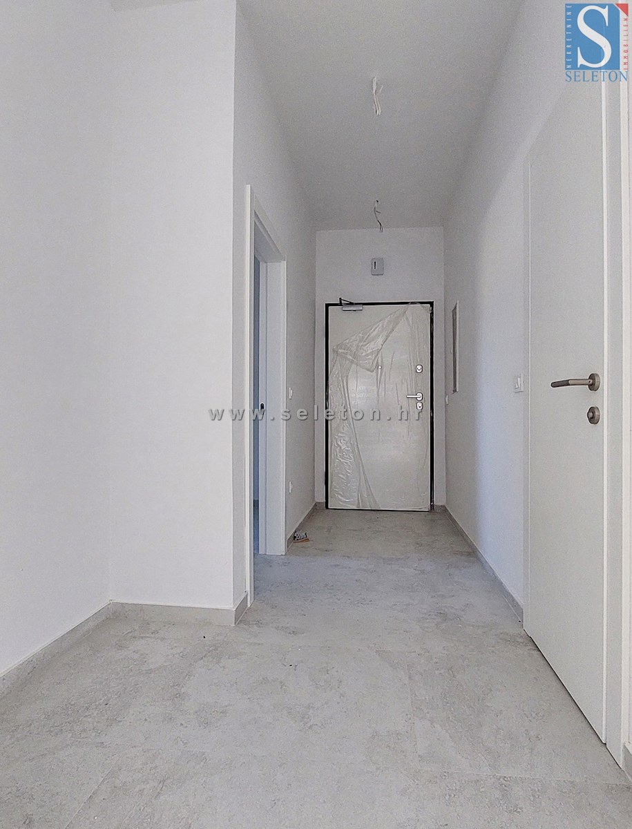 Poreč-Parenzo - nuovo appartamento di 88 m2 con giardino, due posti auto