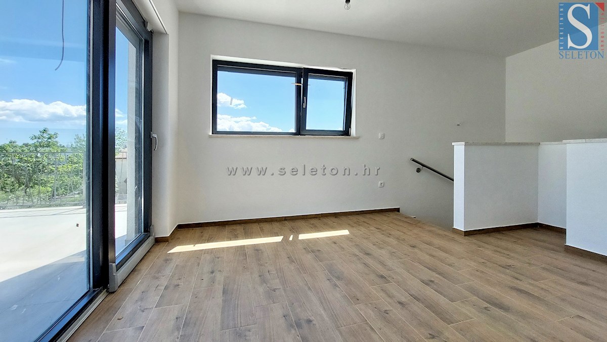 Nuova e moderna casa bifamiliare di 131 mq con piscina nelle vicinanze di Poreč-Parenzo