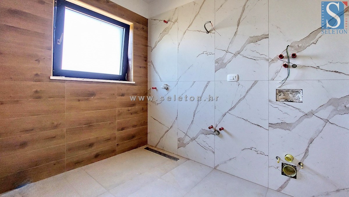 Nuova e moderna casa bifamiliare di 131 mq con piscina nelle vicinanze di Poreč-Parenzo