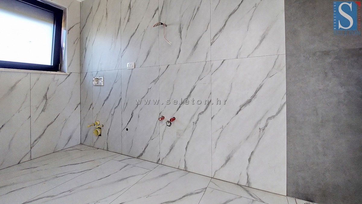 Nuova e moderna casa bifamiliare di 131 mq con piscina nelle vicinanze di Poreč-Parenzo