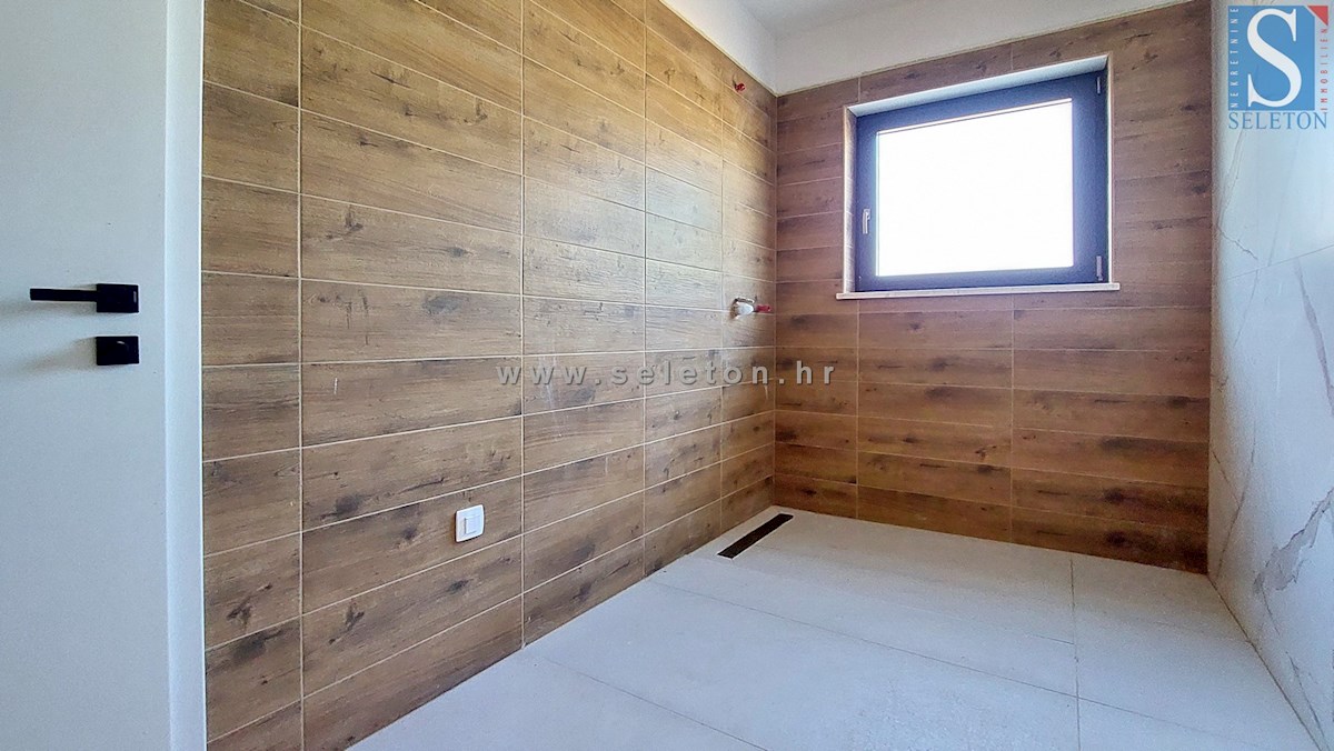 Nuova e moderna casa bifamiliare di 131 mq con piscina nelle vicinanze di Poreč-Parenzo