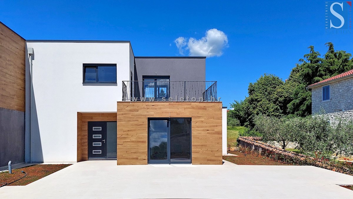 Nuova e moderna casa bifamiliare di 131 mq con piscina nelle vicinanze di Poreč-Parenzo