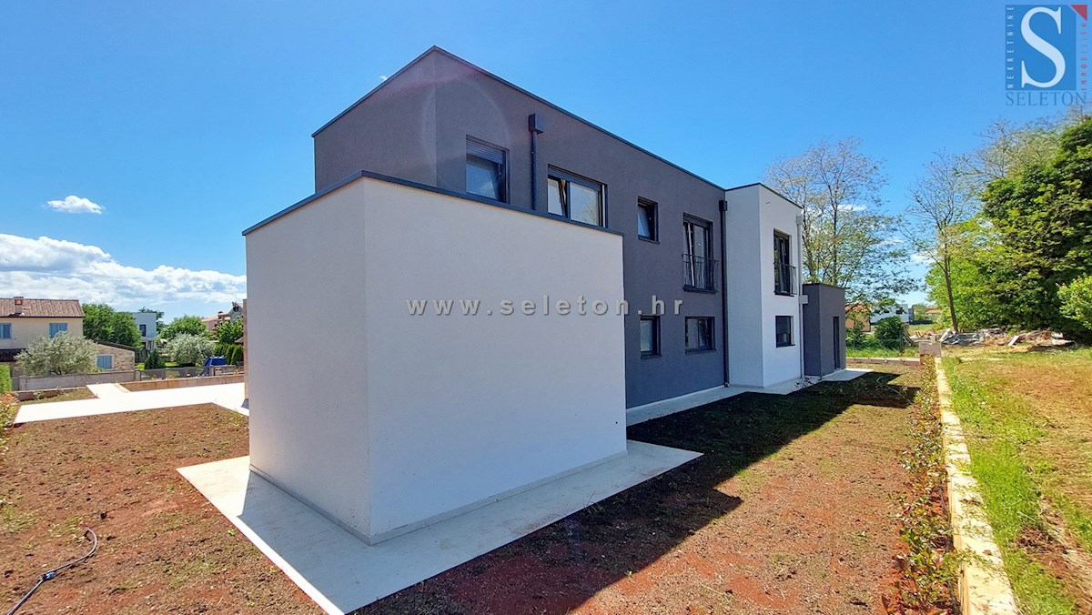 Nuova e moderna casa bifamiliare di 131 mq con piscina nelle vicinanze di Poreč-Parenzo