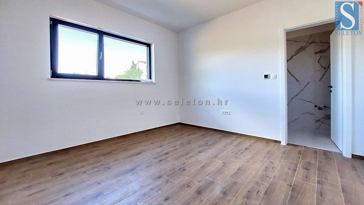 Nuova e moderna casa bifamiliare di 131 mq con piscina nelle vicinanze di Poreč-Parenzo