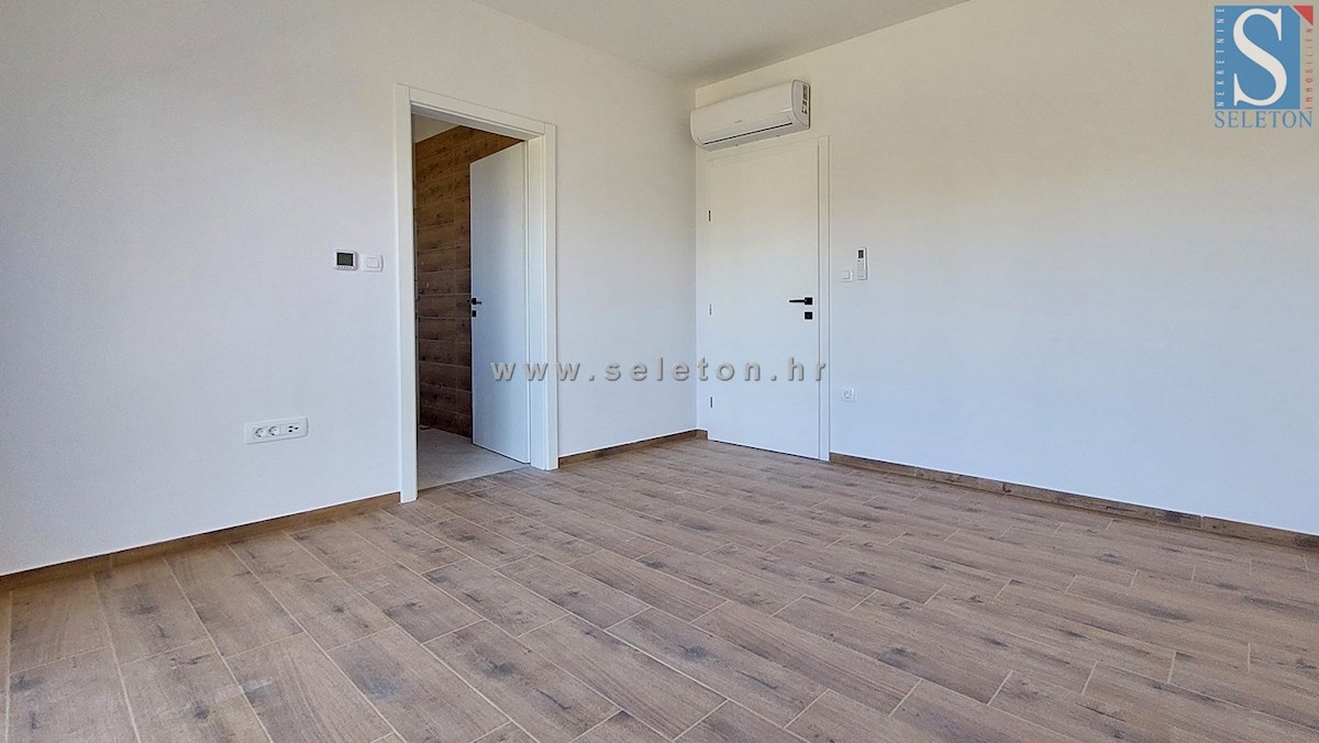 Nuova e moderna casa bifamiliare di 131 mq con piscina nelle vicinanze di Poreč-Parenzo