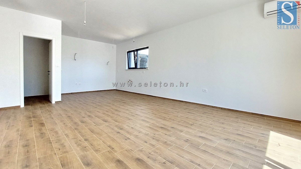 Nuova e moderna casa bifamiliare di 131 mq con piscina nelle vicinanze di Poreč-Parenzo