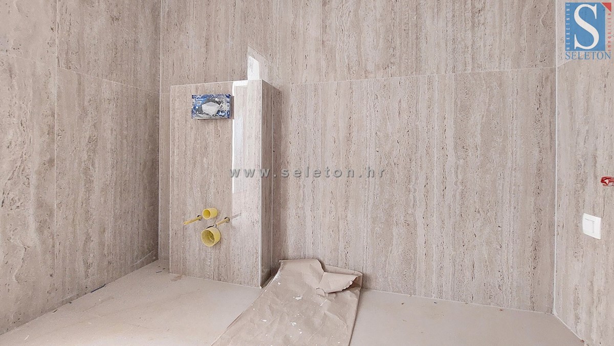 Nuova e moderna casa bifamiliare di 131 mq con piscina nelle vicinanze di Poreč-Parenzo