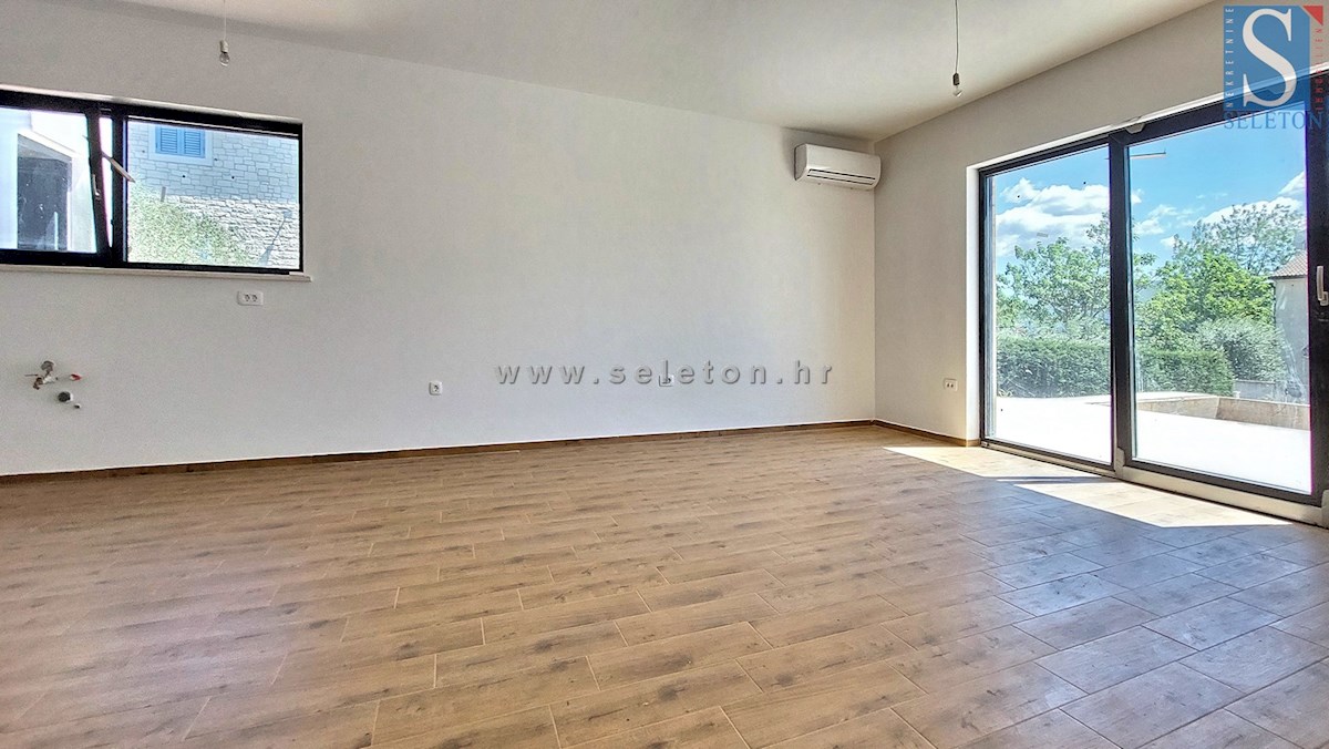 Nuova e moderna casa bifamiliare di 131 mq con piscina nelle vicinanze di Poreč-Parenzo