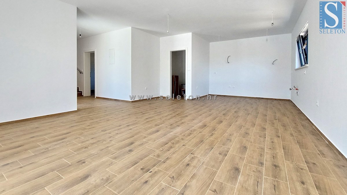 Nuova e moderna casa bifamiliare di 131 mq con piscina nelle vicinanze di Poreč-Parenzo