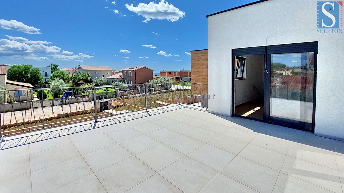 Nuova e moderna casa bifamiliare di 131 mq con piscina nelle vicinanze di Poreč-Parenzo