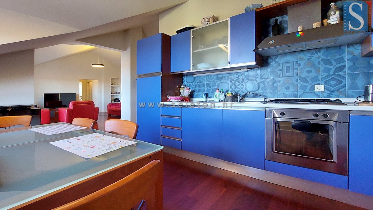 Poreč-Parenzo, appartamento di 127 m2 in vendita con vista mare, a 500 m dal mare