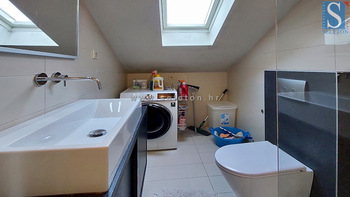 Poreč-Parenzo, appartamento di 127 m2 in vendita con vista mare, a 500 m dal mare