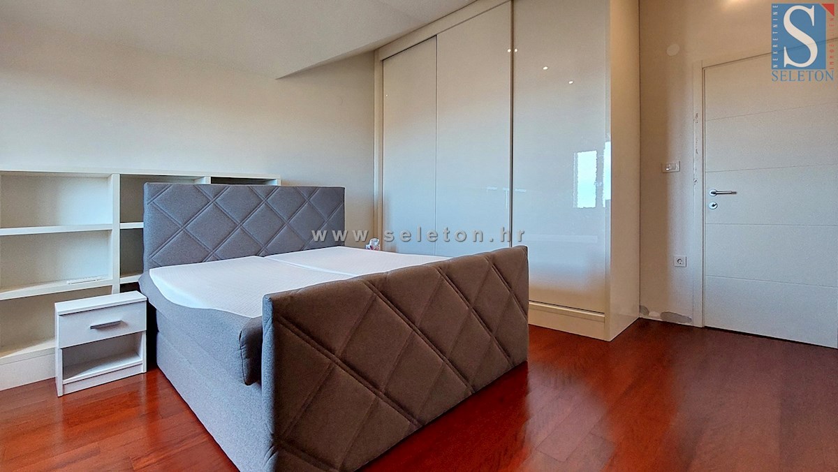 Poreč-Parenzo, appartamento di 127 m2 in vendita con vista mare, a 500 m dal mare