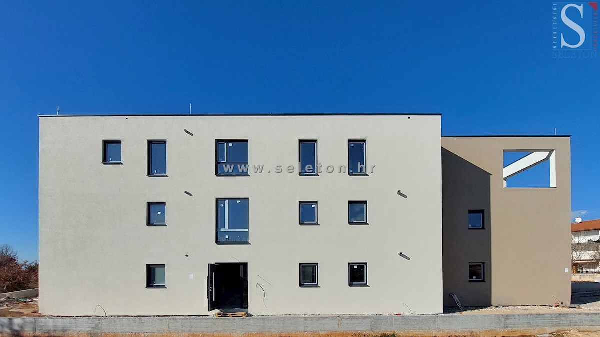 Istria, Poreč-Parenzo, nuovo appartamento di 95 m2 con giardino privato di 115 m2, a circa 800 m dal mare (in linea d'aria)