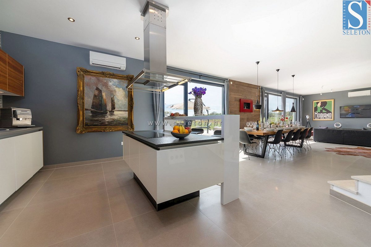 Istria, Poreč-Parenzo - dintorni, villa moderna di 437 m2 con piscina e ampio giardino