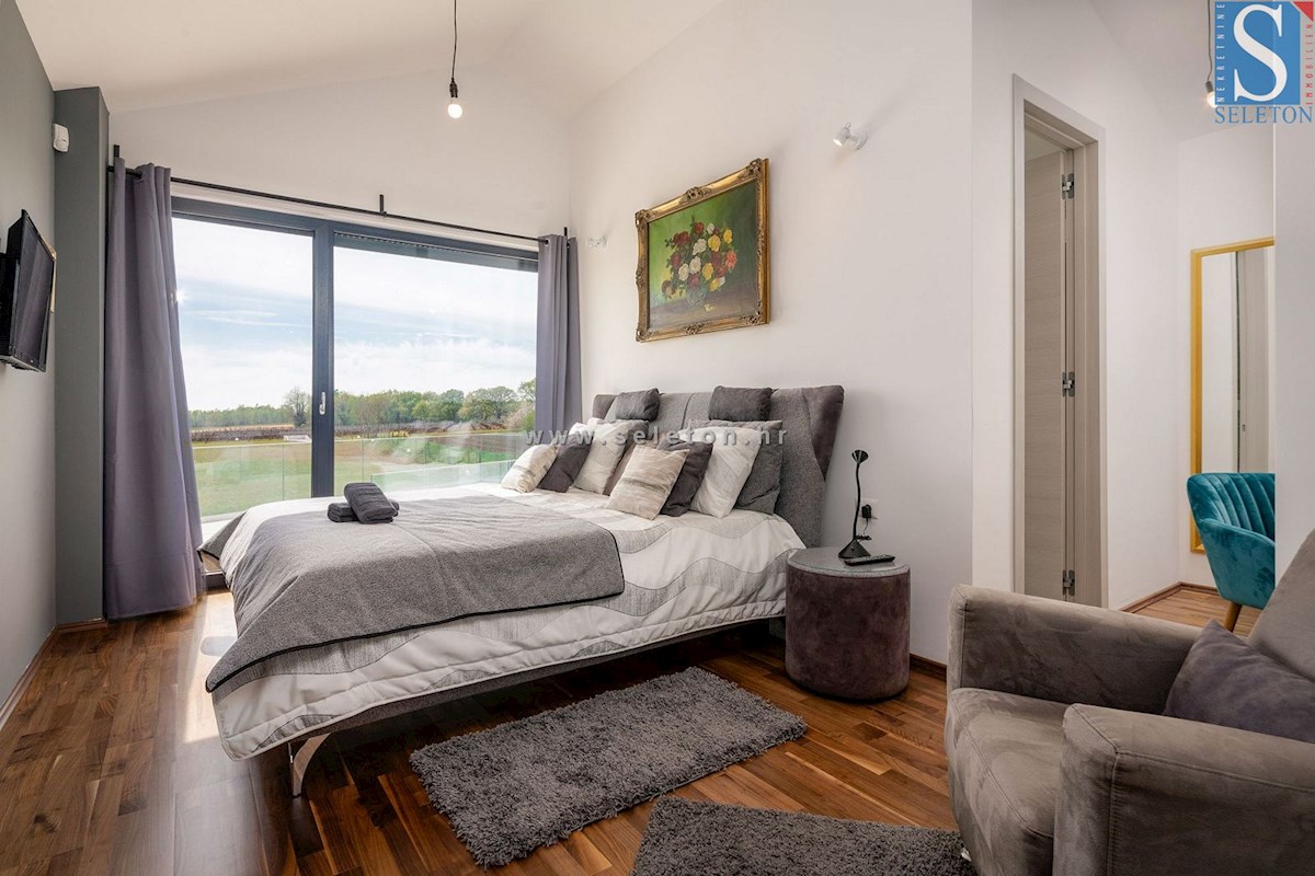 Istria, Poreč-Parenzo - dintorni, villa moderna di 437 m2 con piscina e ampio giardino