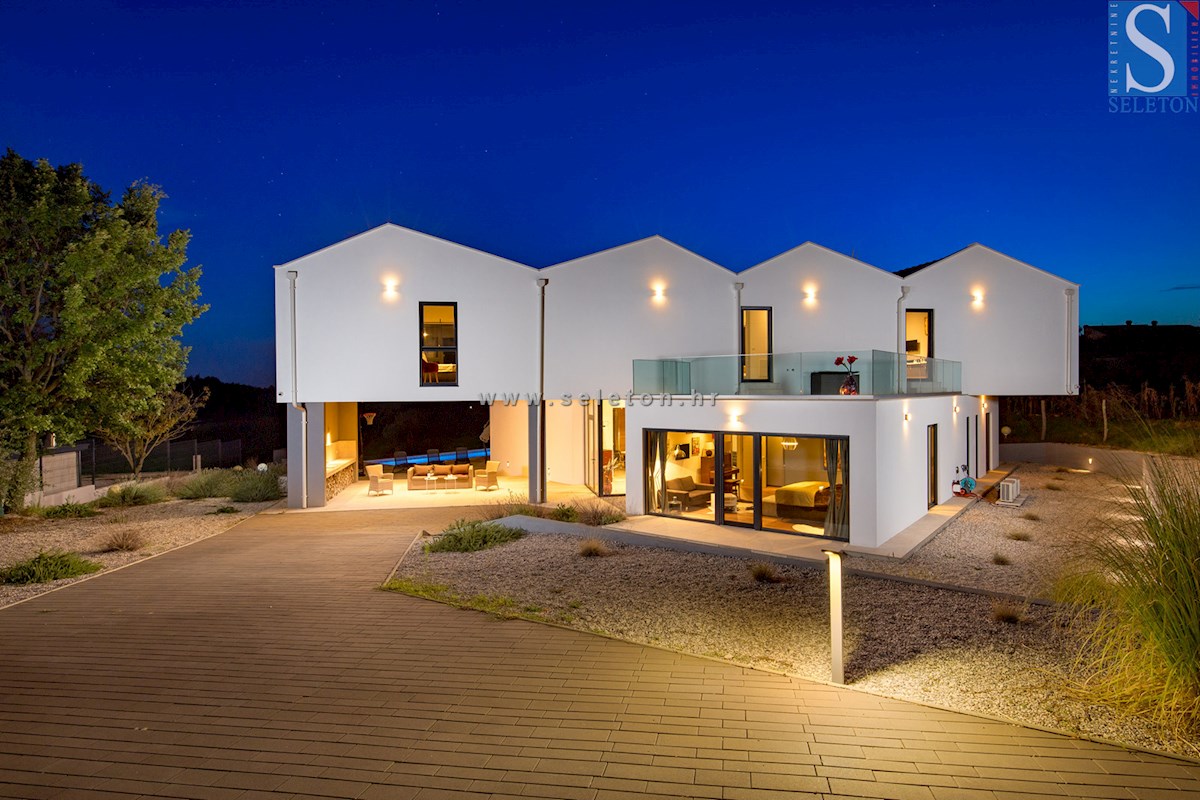 Istria, Poreč-Parenzo - dintorni, villa moderna di 437 m2 con piscina e ampio giardino
