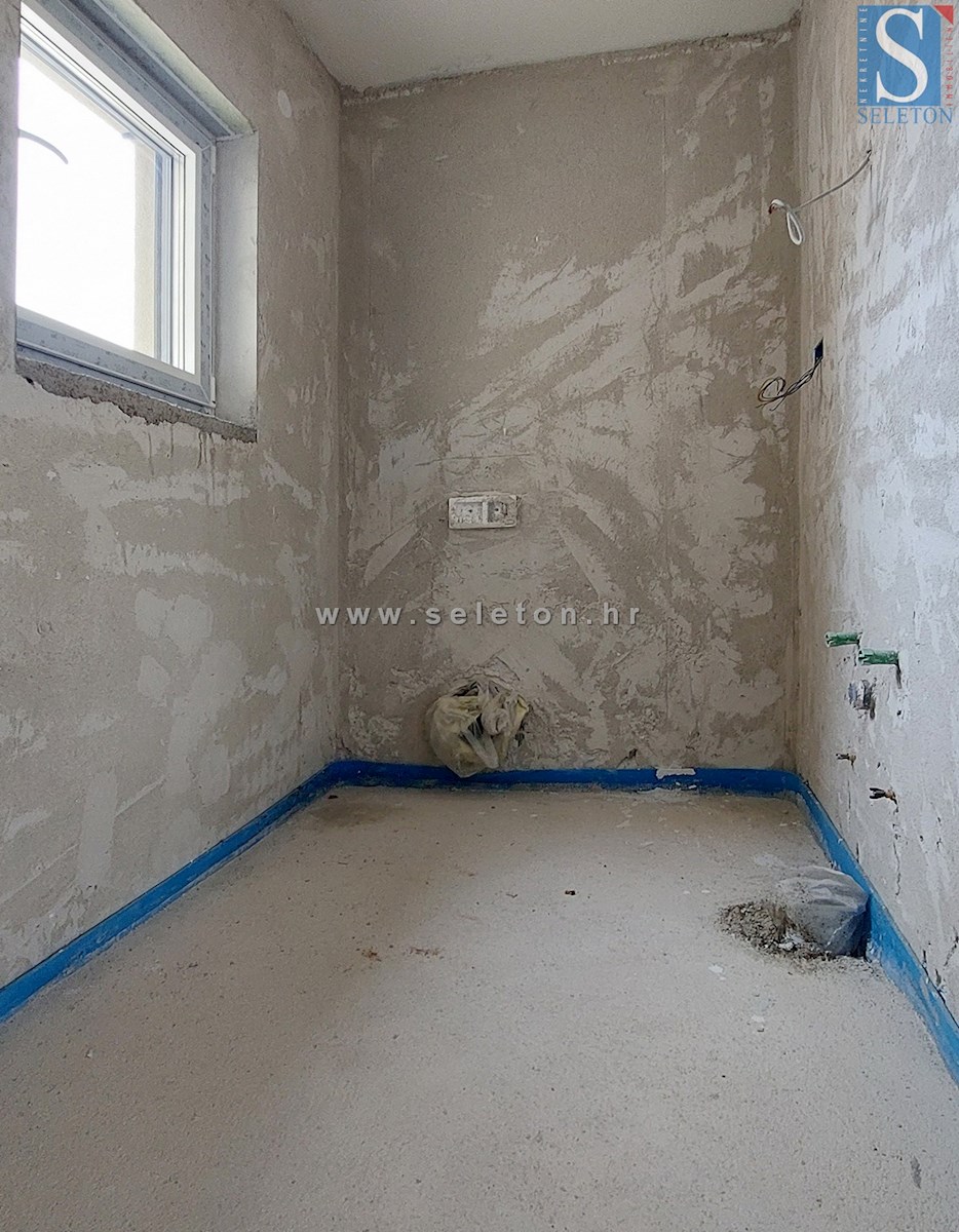 Istria, Poreč-Parenzo, nuovo appartamento di 95 m2 con giardino privato di 115 m2, a circa 800 m dal mare (in linea d'aria)