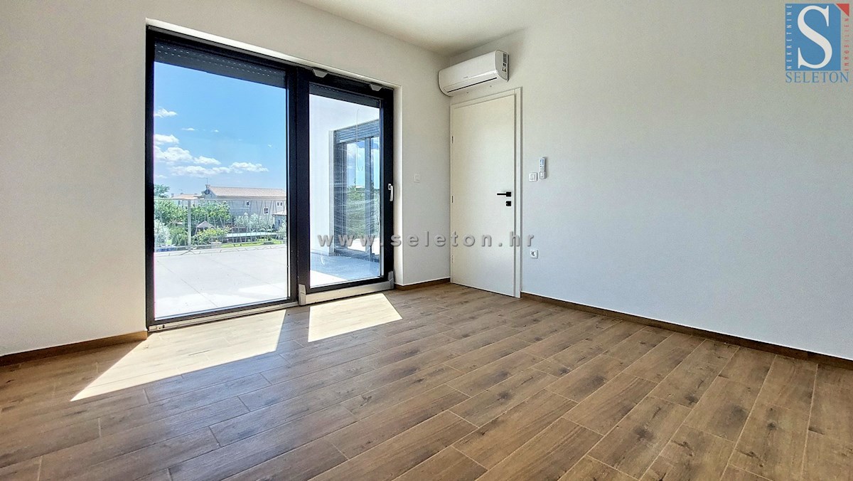 Nuova e moderna casa bifamiliare con piscina nelle vicinanze di Poreč-Parenzo