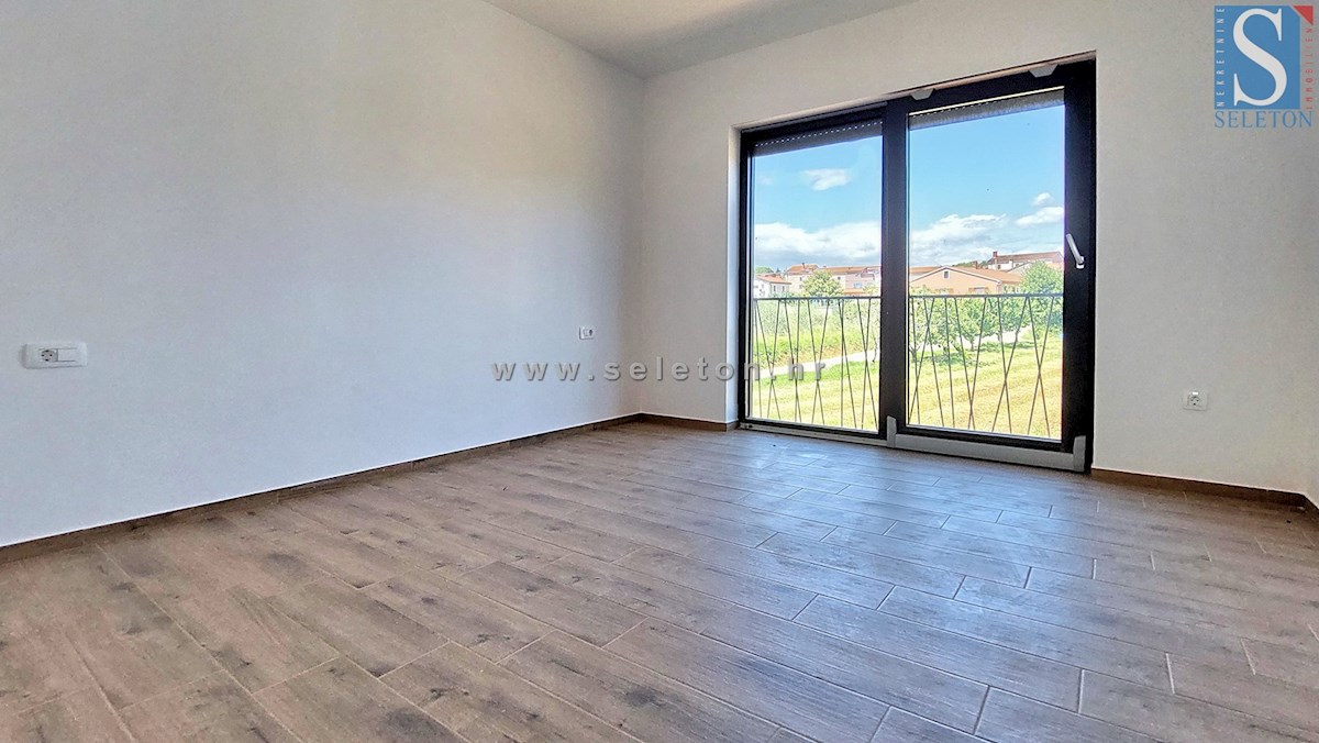 Nuova e moderna casa bifamiliare con piscina nelle vicinanze di Poreč-Parenzo