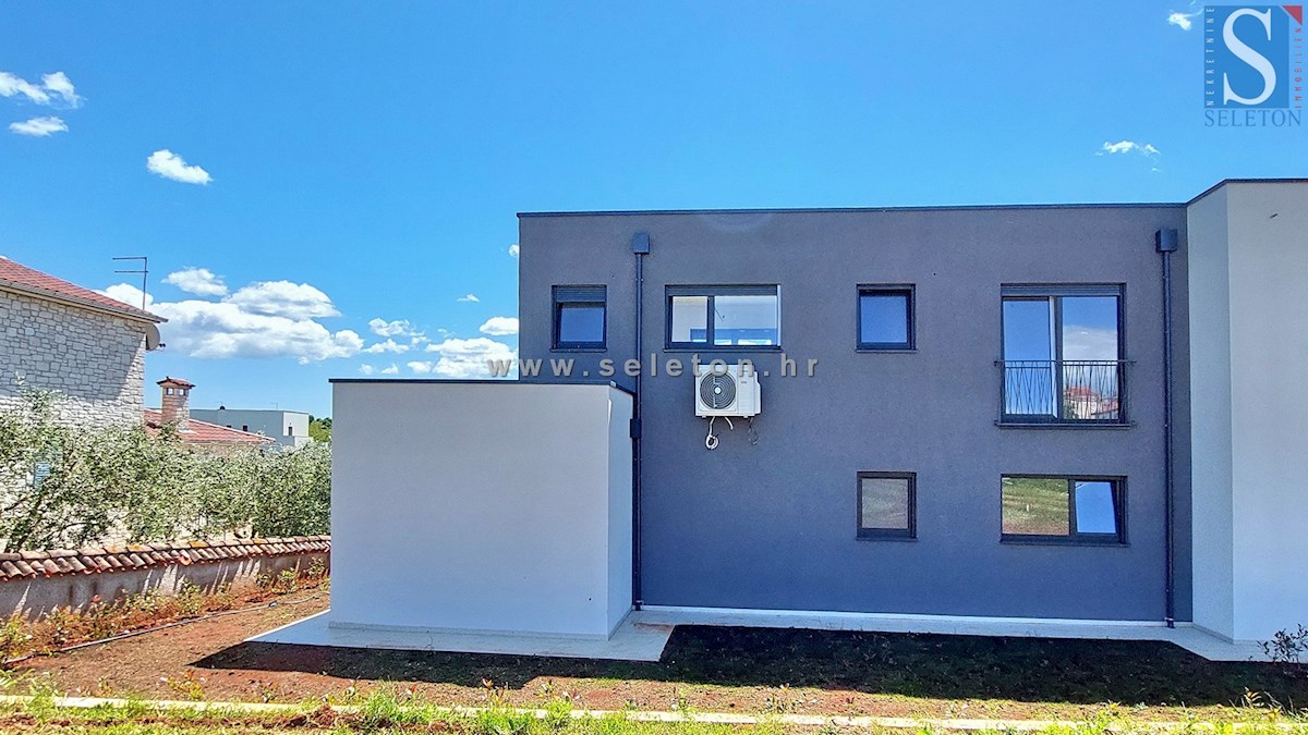 Nuova e moderna casa bifamiliare con piscina nelle vicinanze di Poreč-Parenzo