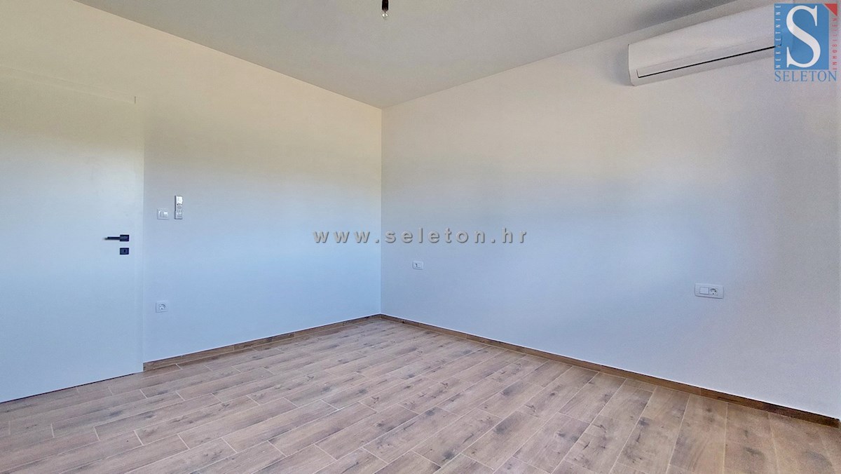 Nuova e moderna casa bifamiliare con piscina nelle vicinanze di Poreč-Parenzo