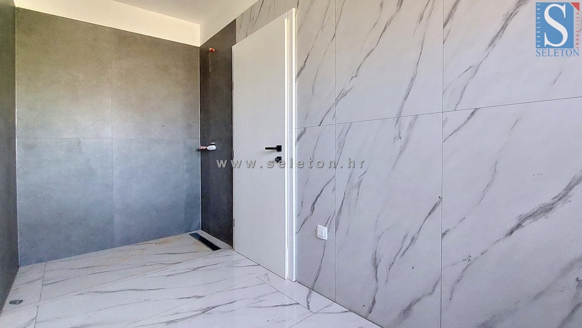 Nuova e moderna casa bifamiliare con piscina nelle vicinanze di Poreč-Parenzo