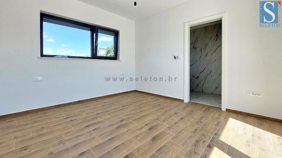 Nuova e moderna casa bifamiliare con piscina nelle vicinanze di Poreč-Parenzo