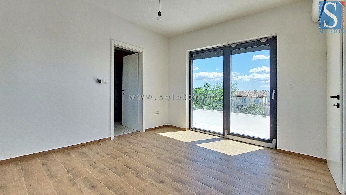 Nuova e moderna casa bifamiliare con piscina nelle vicinanze di Poreč-Parenzo