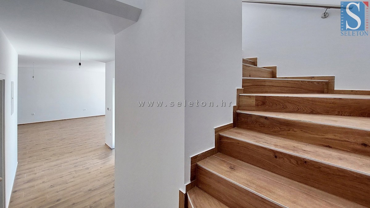 Nuova e moderna casa bifamiliare con piscina nelle vicinanze di Poreč-Parenzo