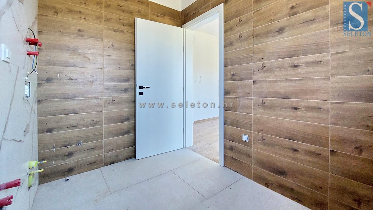 Nuova e moderna casa bifamiliare con piscina nelle vicinanze di Poreč-Parenzo