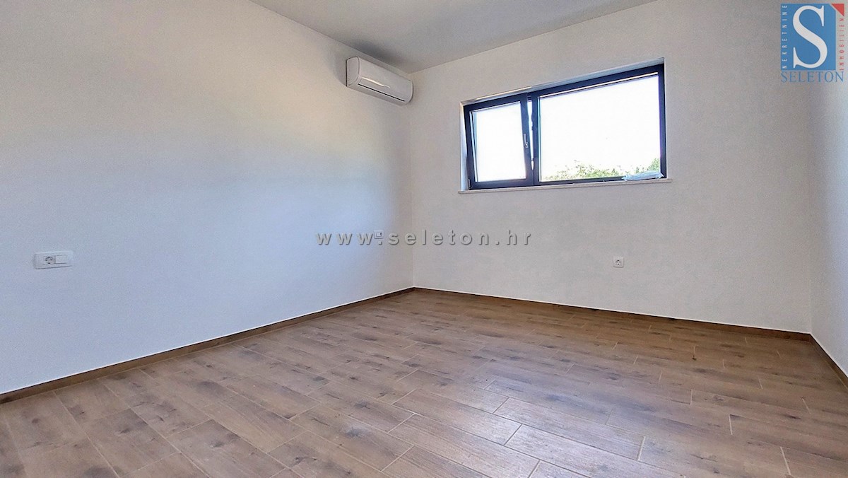 Nuova e moderna casa bifamiliare con piscina nelle vicinanze di Poreč-Parenzo