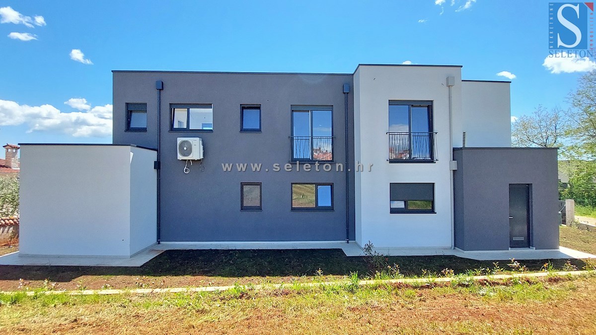 Nuova e moderna casa bifamiliare con piscina nelle vicinanze di Poreč-Parenzo