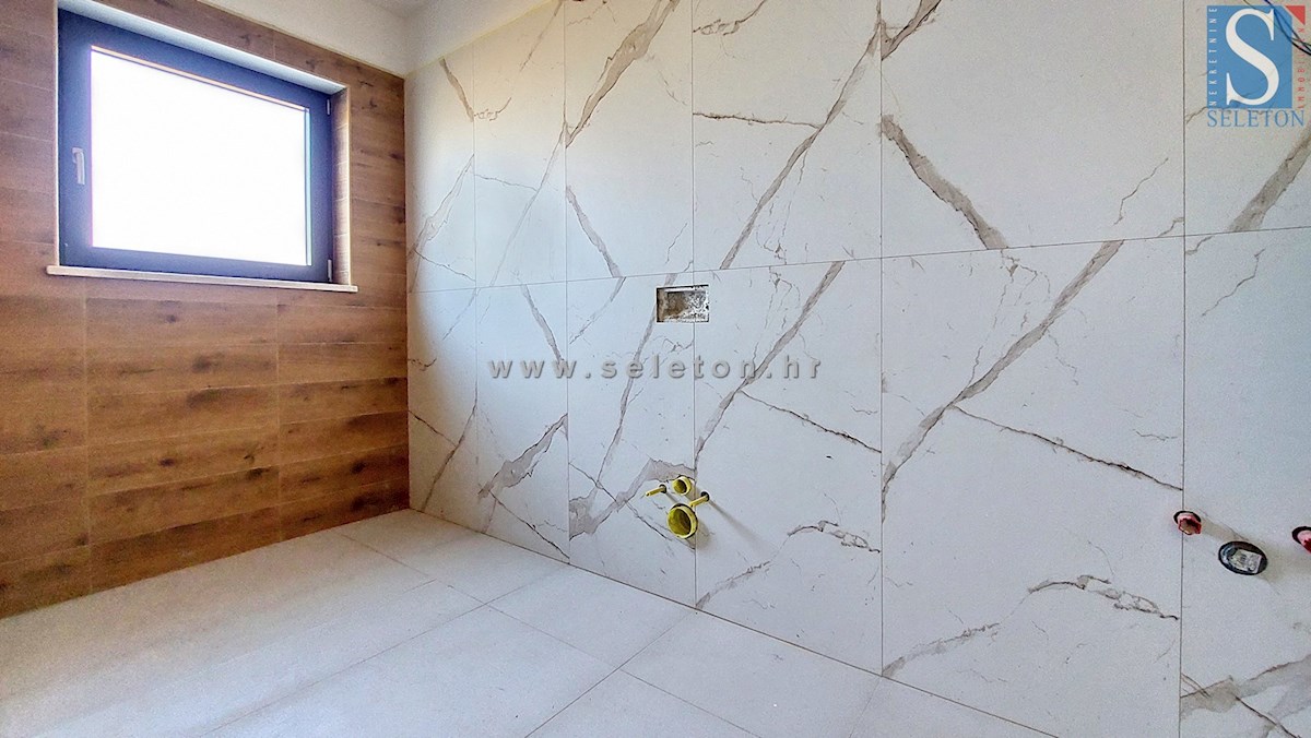 Nuova e moderna casa bifamiliare con piscina nelle vicinanze di Poreč-Parenzo