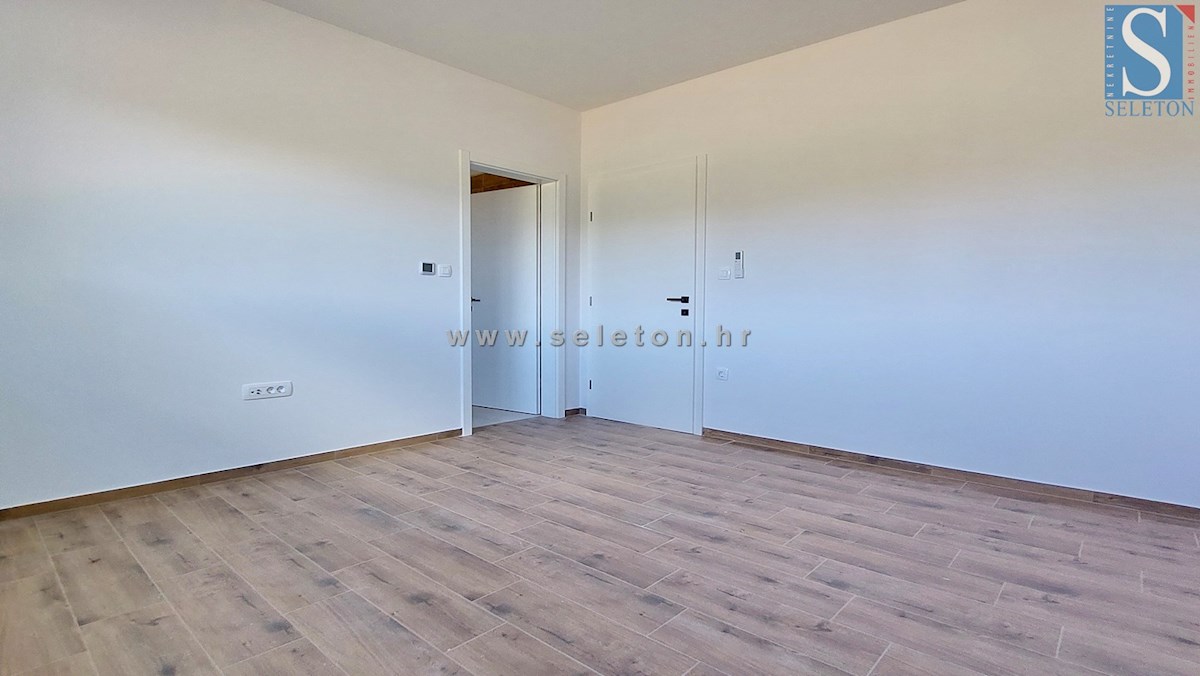 Nuova e moderna casa bifamiliare con piscina nelle vicinanze di Poreč-Parenzo