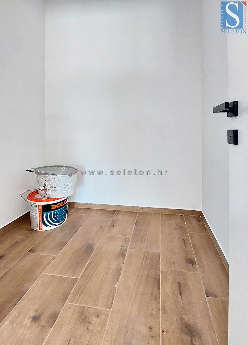 Nuova e moderna casa bifamiliare con piscina nelle vicinanze di Poreč-Parenzo