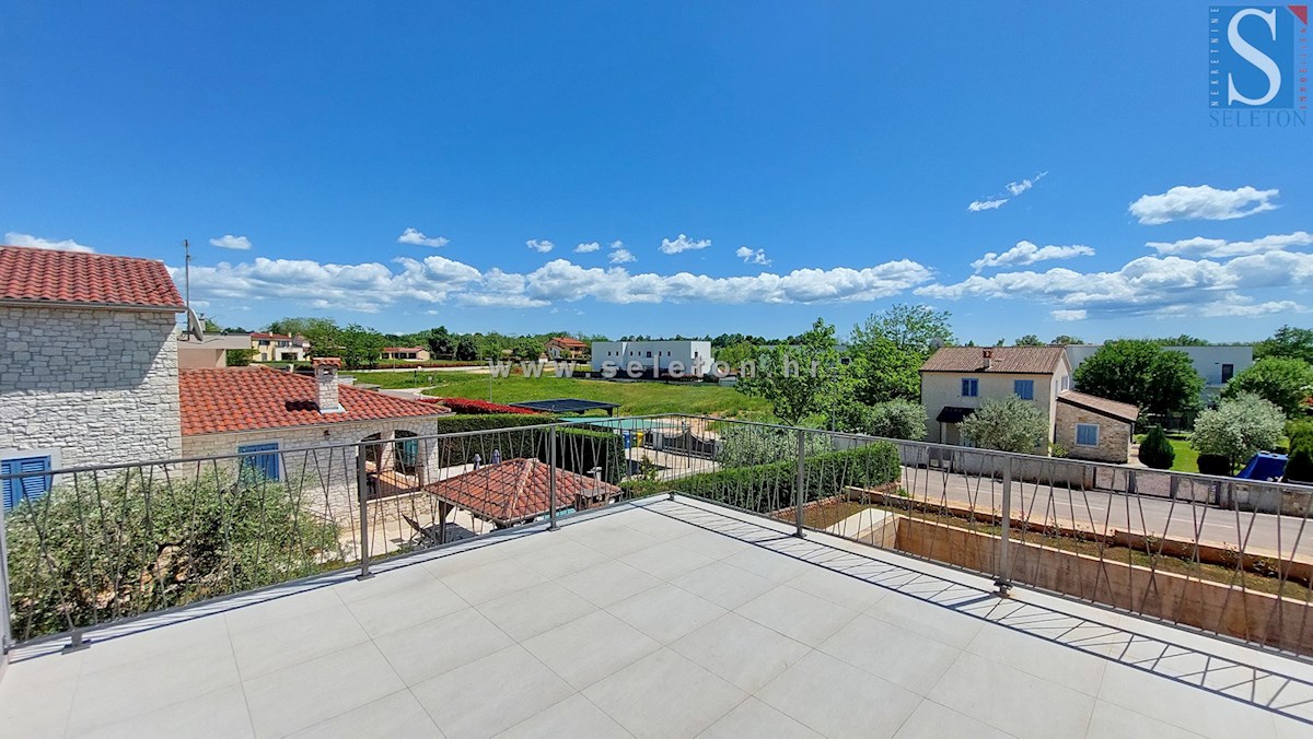 Nuova e moderna casa bifamiliare con piscina nelle vicinanze di Poreč-Parenzo