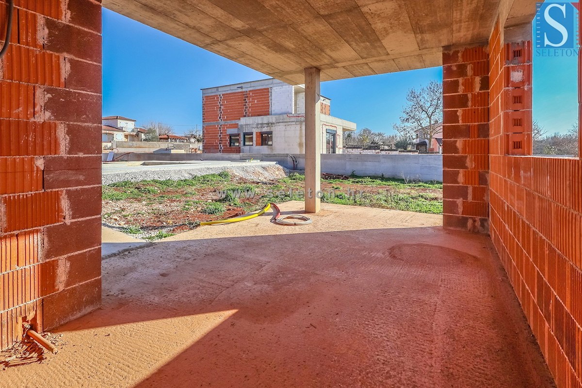 Moderna casa indipendente di 243 m2 con piscina di 36 m2 nelle vicinanze di Poreč-Parenzo - in costruzione