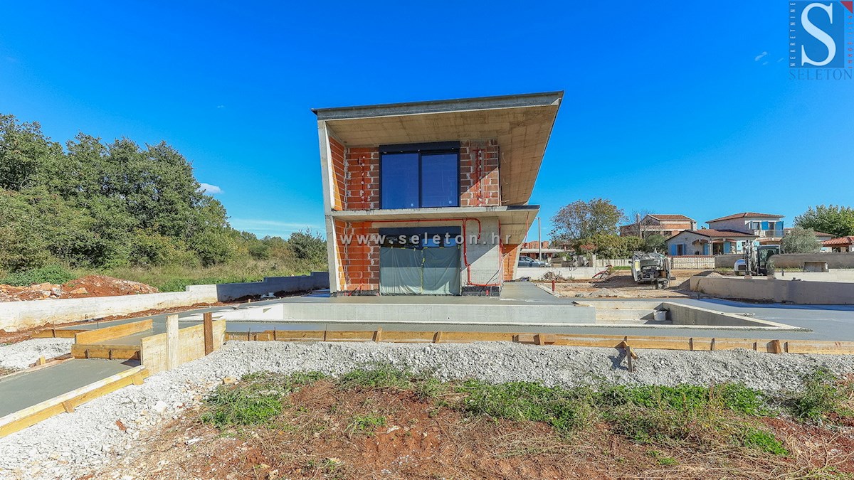 Moderna casa indipendente di 243 m2 con piscina di 36 m2 nelle vicinanze di Poreč-Parenzo - in costruzione
