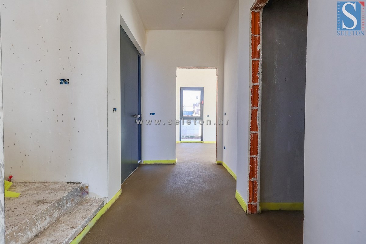 Moderna casa indipendente di 243 m2 con piscina di 36 m2 nelle vicinanze di Poreč-Parenzo - in costruzione