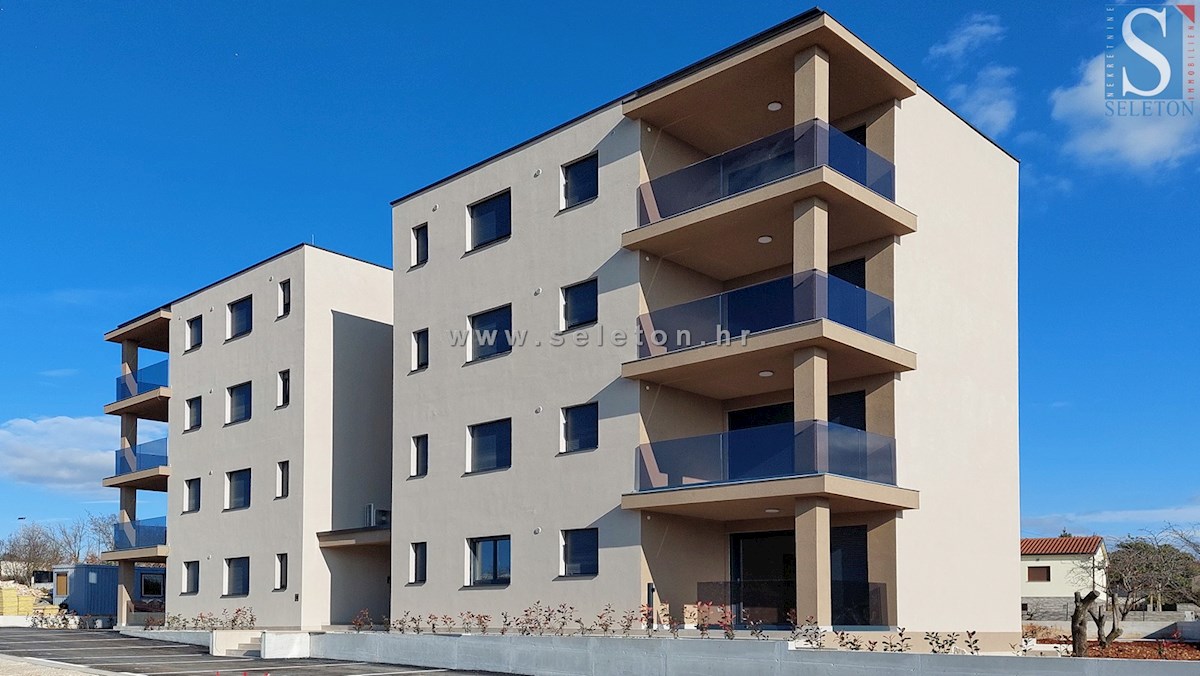 Istria, Poreč, nuovo appartamento di 67 m2 con vista mare, ASCENSORE, 2 posti auto