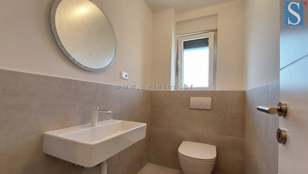 Istria, Poreč, nuovo appartamento di 67 m2 con vista mare, ASCENSORE, 2 posti auto