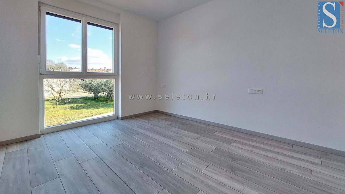 Istria, Poreč, nuovo appartamento di 67 m2 con vista mare, ASCENSORE, 2 posti auto